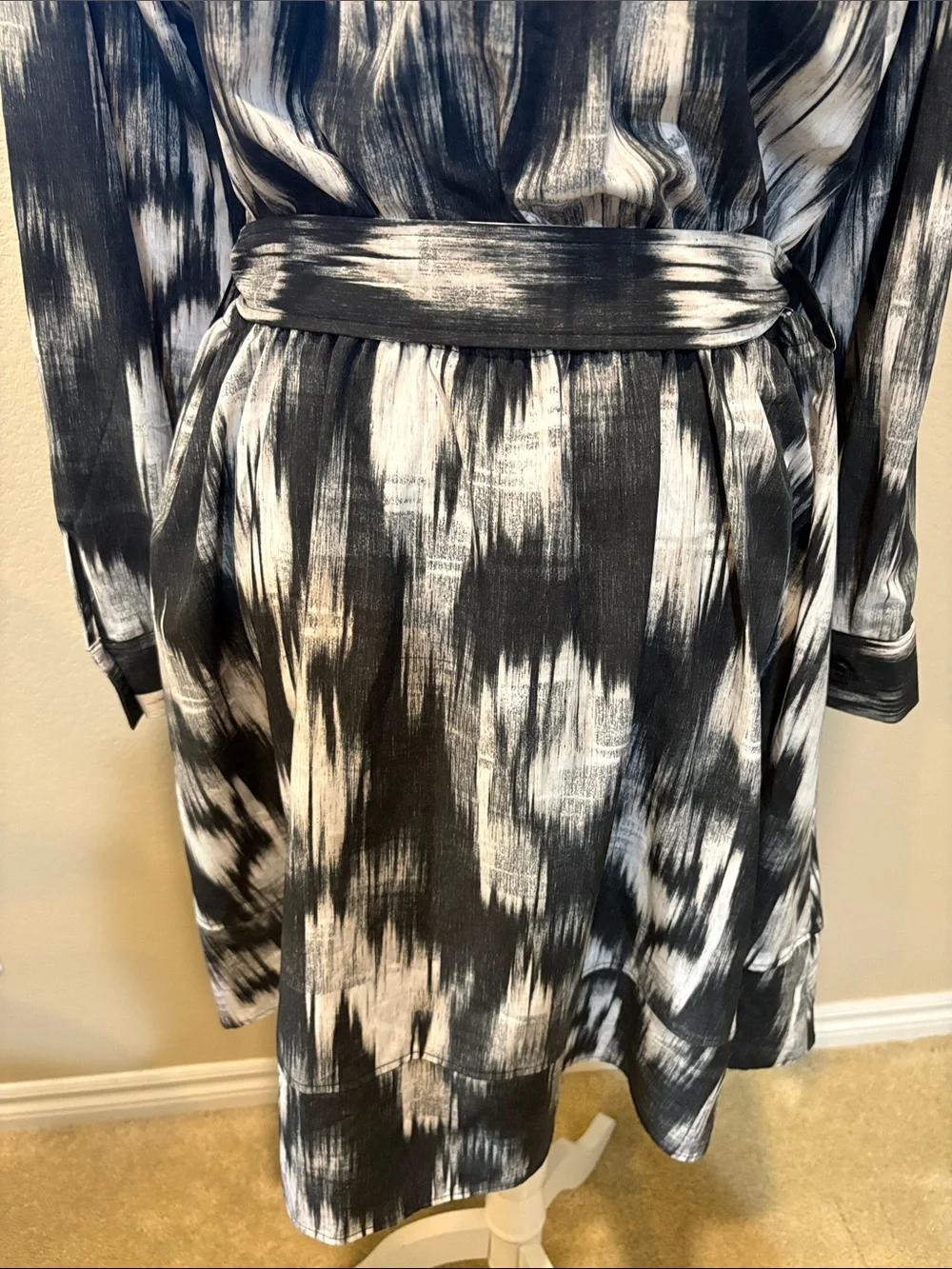 Calvin Klein Black and White Abstract Long Sleeve Tie Waist Collar Dress-14 - Picture 8 of 13